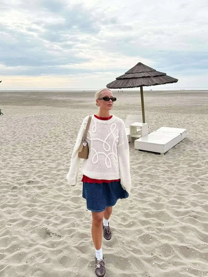 Pull femme en coton mélangé, design moderne avec motif texturé en blanc.