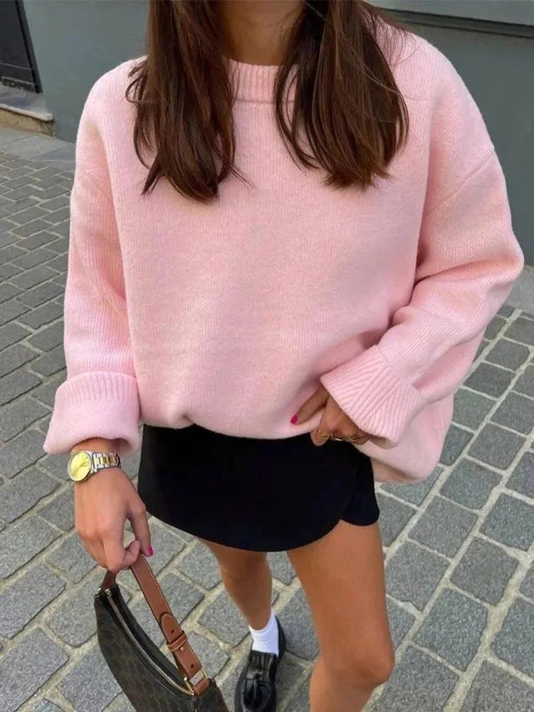 Pull femme oversize rose doux, à manches longues, en matière douce, avec un design décontracté.