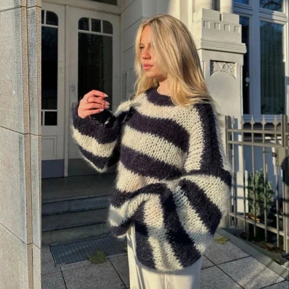 Pull femme rayé à grosses mailles, coupe ample, idéal pour un style décontracté.