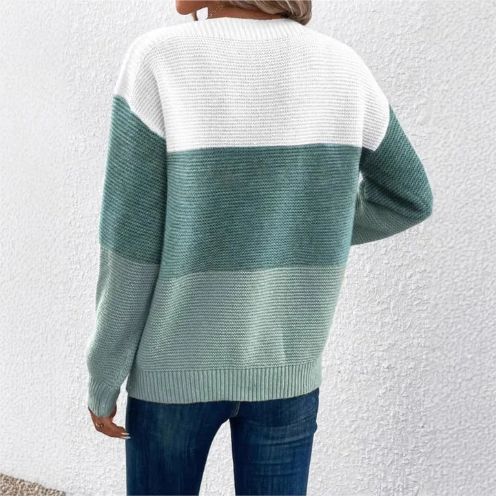 Pull femme tricolore en maille patchwork, coupe décontractée, idéal pour l'automne et l'hiver.