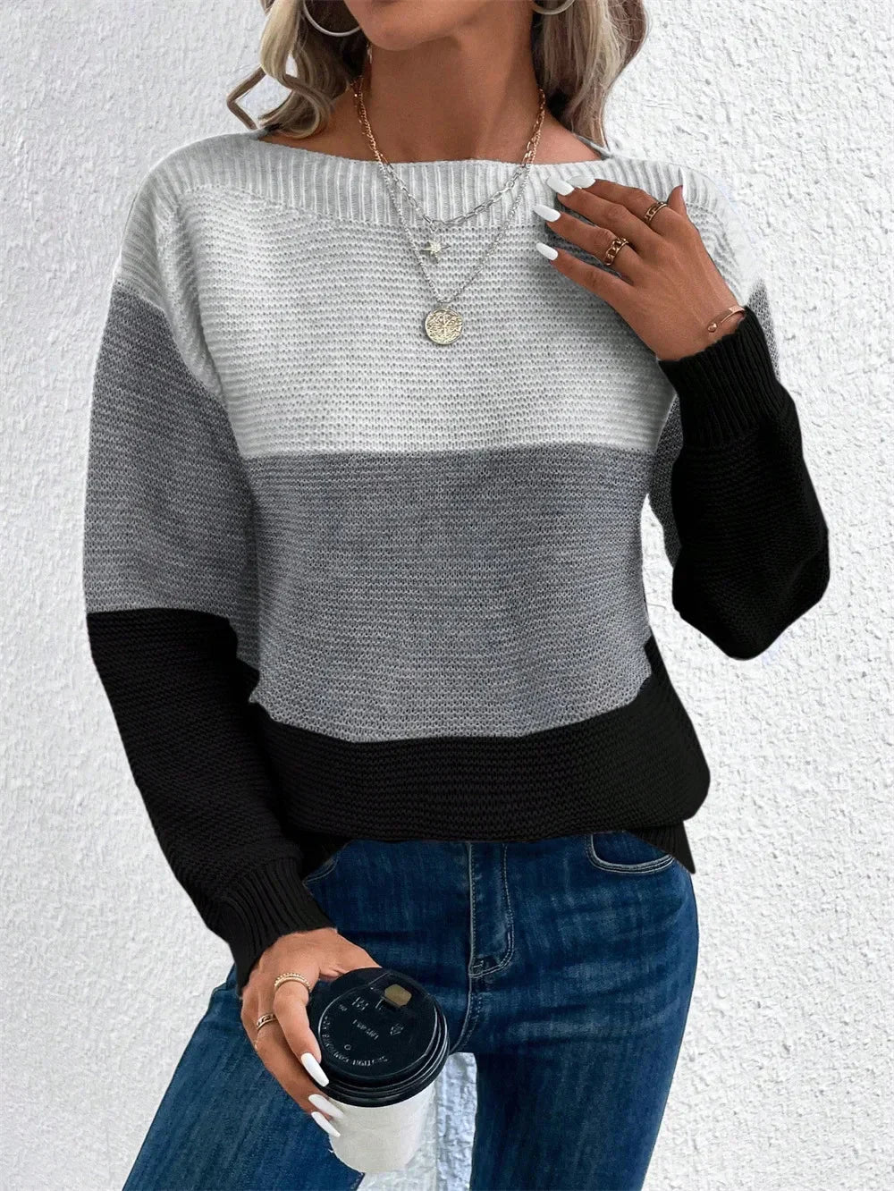 Pull femme tricolore en maille patchwork avec motifs variés et nuances de vert.