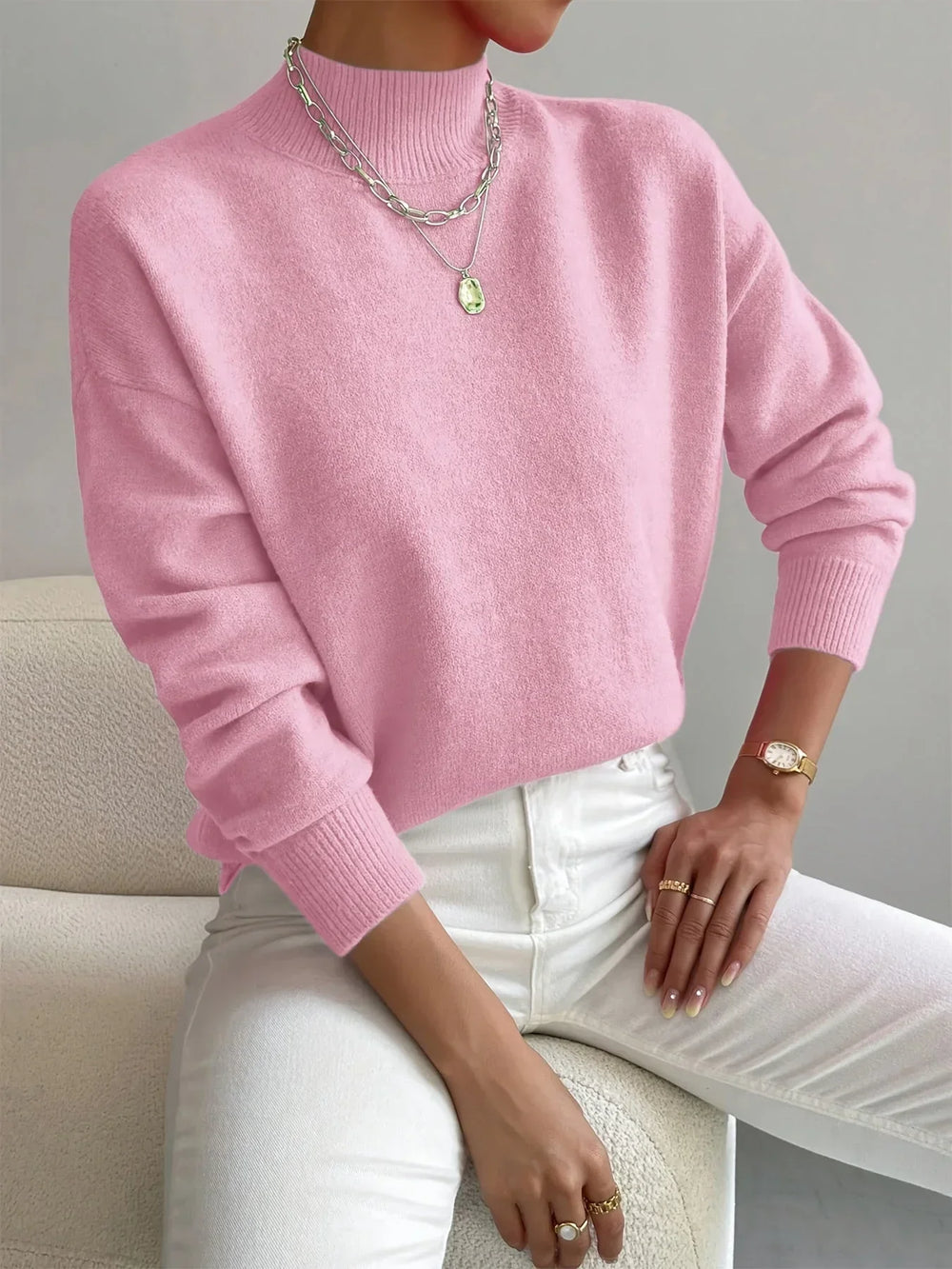 Pull blanc féminin col montant, en tissu extensible, à manches longues et coupe simple.