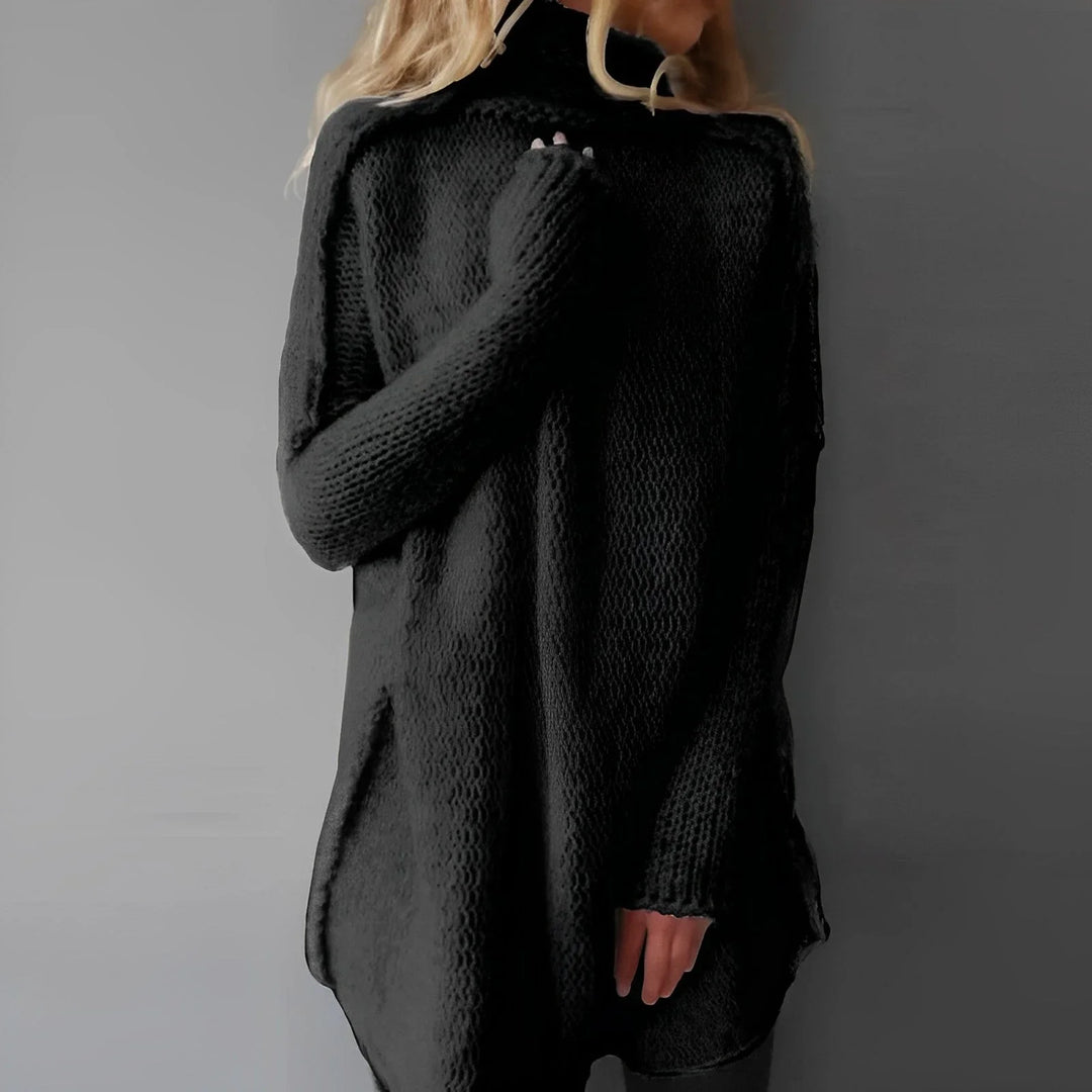 Pull long femme gris tricoté, col montant, manches à côtes, adapté pour les journées fraîches.
