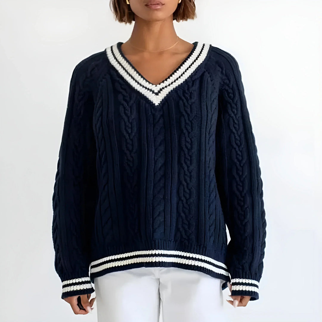 Pull oversize femme en marine, col V, design torsadé, en matière douce et confortable.