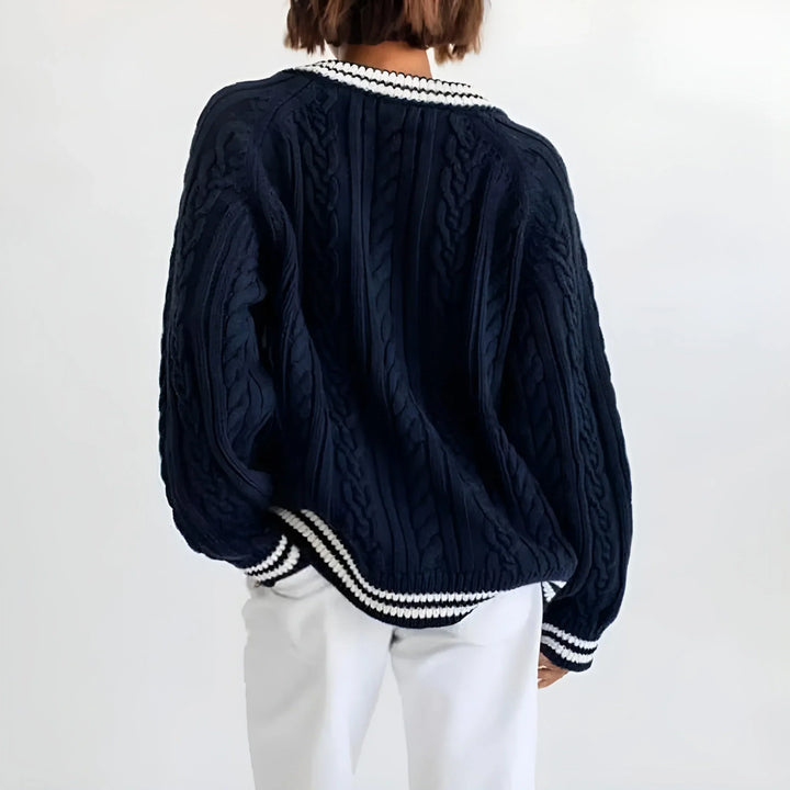 Pull oversize femme col V en marine, design torsadé, en mélange de coton doux et confortable.
