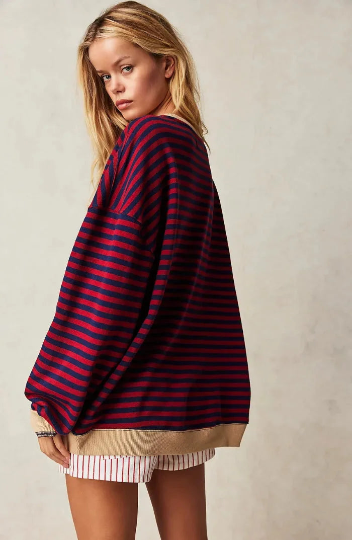 Pull rayé femme, coupe ample, en mélange de coton, avec des rayures modernes sur fond bleu clair.