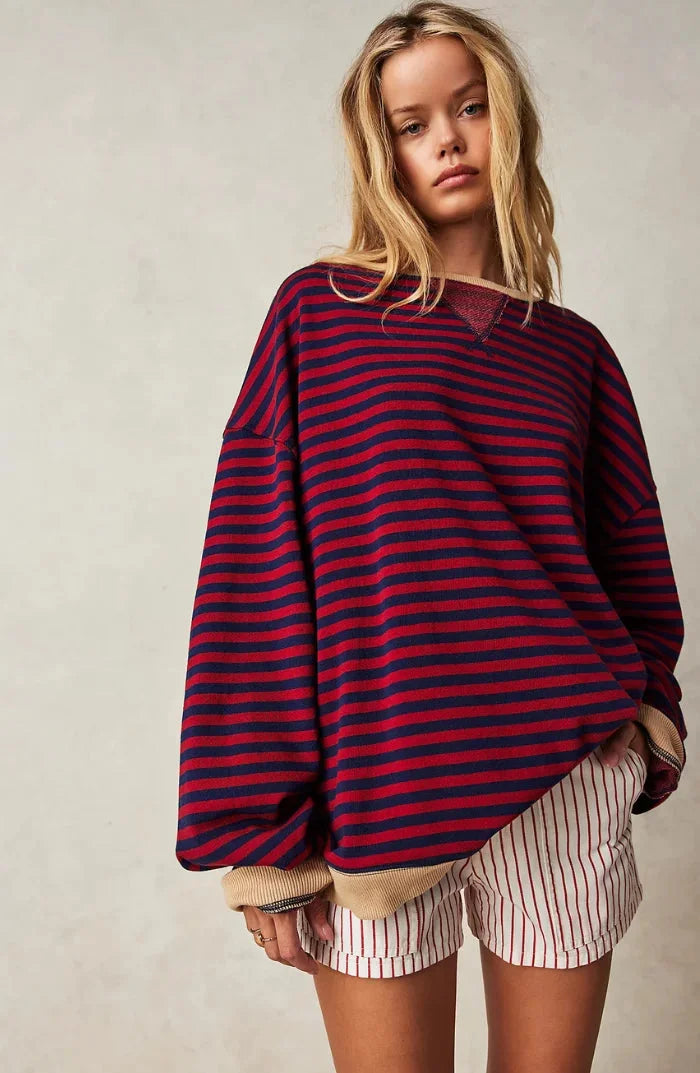 Pull rayé décontracté femme en bleu clair, coupe ample, en matière douce pour un style décontracté.