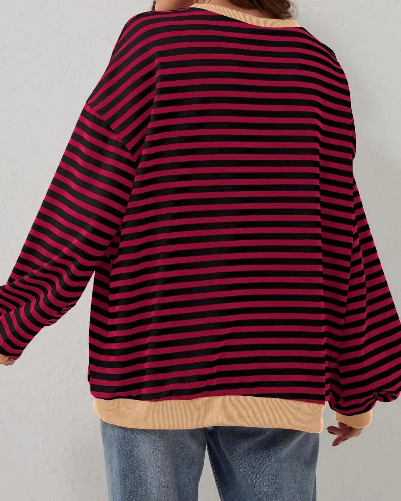 Pull rayé oversize bleu pour femme, en mélange de coton, conçu pour un style décontracté.