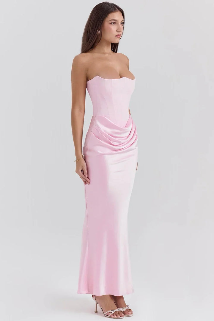 Robe bustier maxi drapée pour femme en tissu léger, avec une coupe fluide et des détails élégants au niveau de la taille.