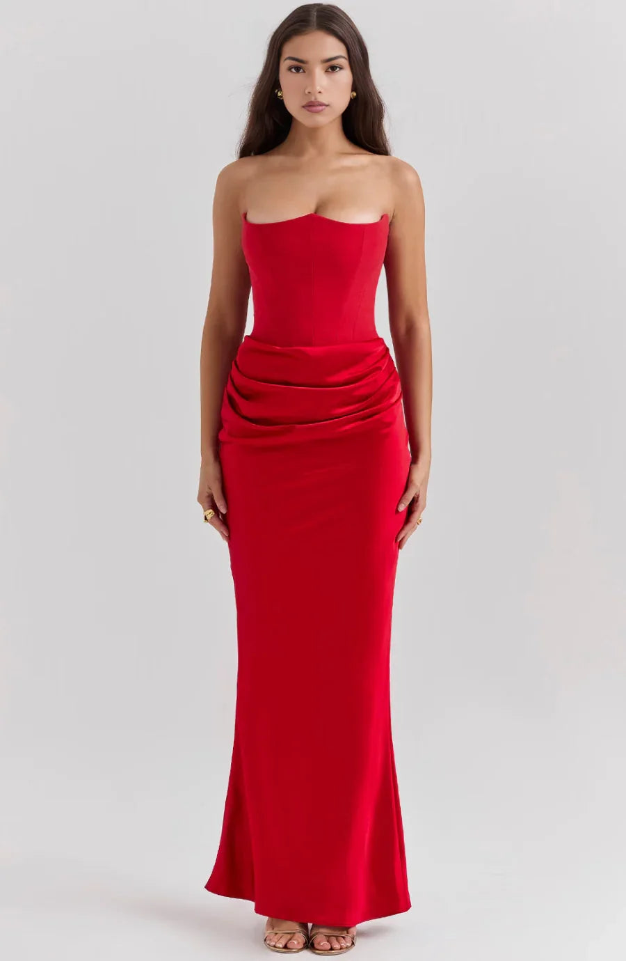 Robe bustier femme maxi drapée en tissu léger, avec un design fluide et des détails de drapés pour une silhouette élégante.