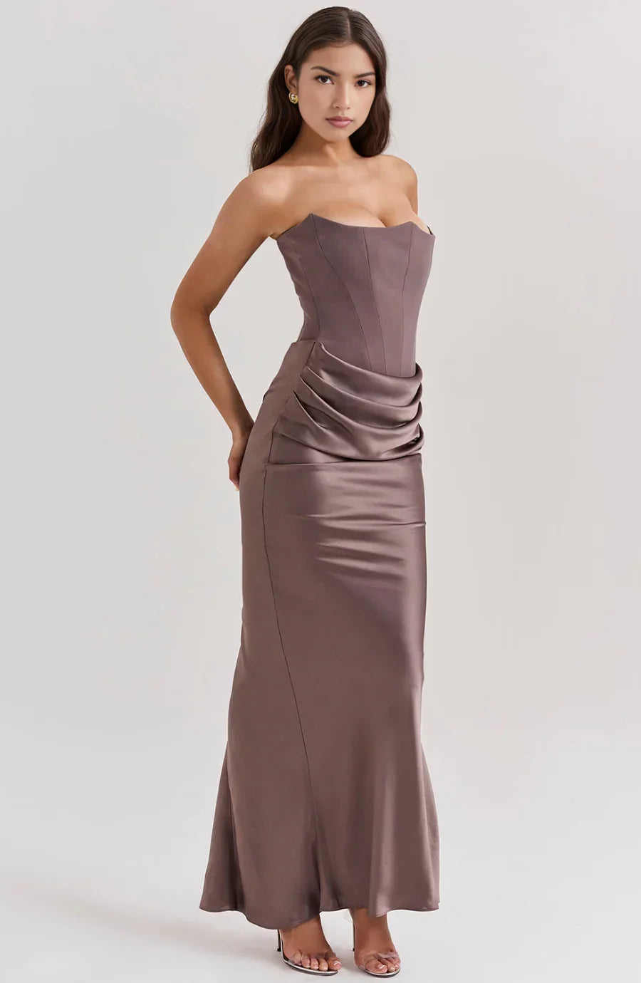 Robe maxi drapée bustier femme en tissu léger, offrant une silhouette fluide et élégante avec une coupe moderne.