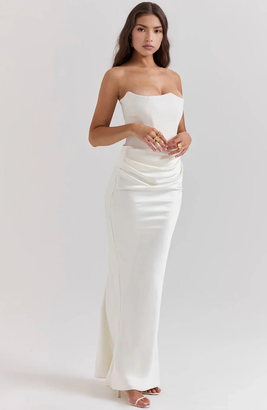 Robe bustier femme maxi drapée en tissu léger, avec drapés fluides et une coupe évasée pour une silhouette élégante.
