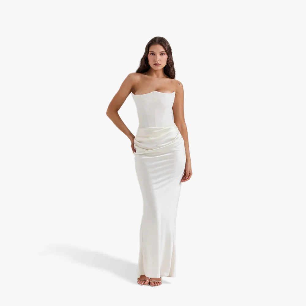 Robe bustier longue en tissu léger, ornée de drapés élégants et d'une coupe flatteuse pour une silhouette raffinée.