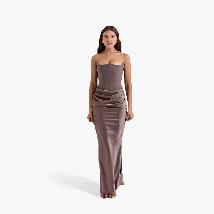 Robe bustier longue en tissu léger avec détails drapés élégants, parfaite pour des occasions spéciales.
