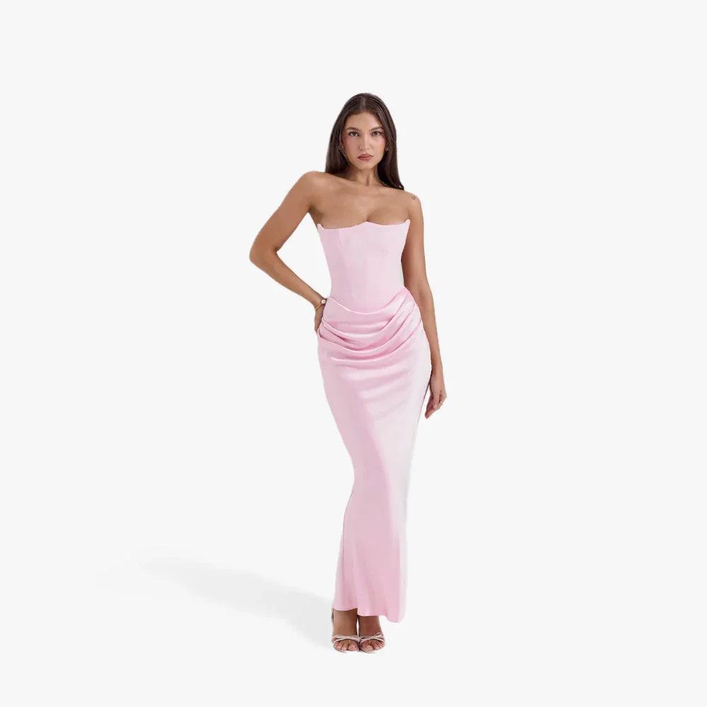 Robe bustier longue en tissu fluide, avec des détails drapés élégants et une silhouette ajustée pour un look raffiné.