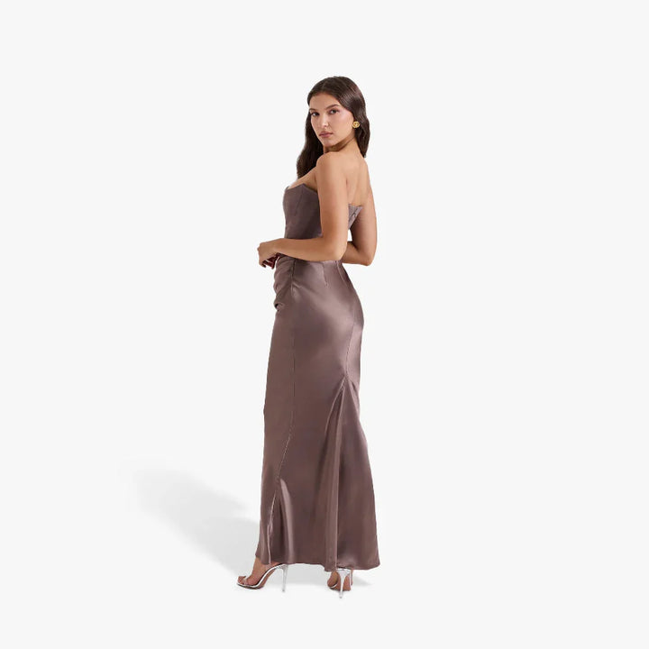 Robe bustier longue femme, en tissu léger, avec des détails drapés élégants et une silhouette flatteuse.