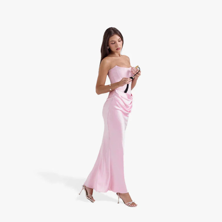 Robe bustier longue femme en tissu léger, avec des détails drapés élégants et une coupe flatteuse.