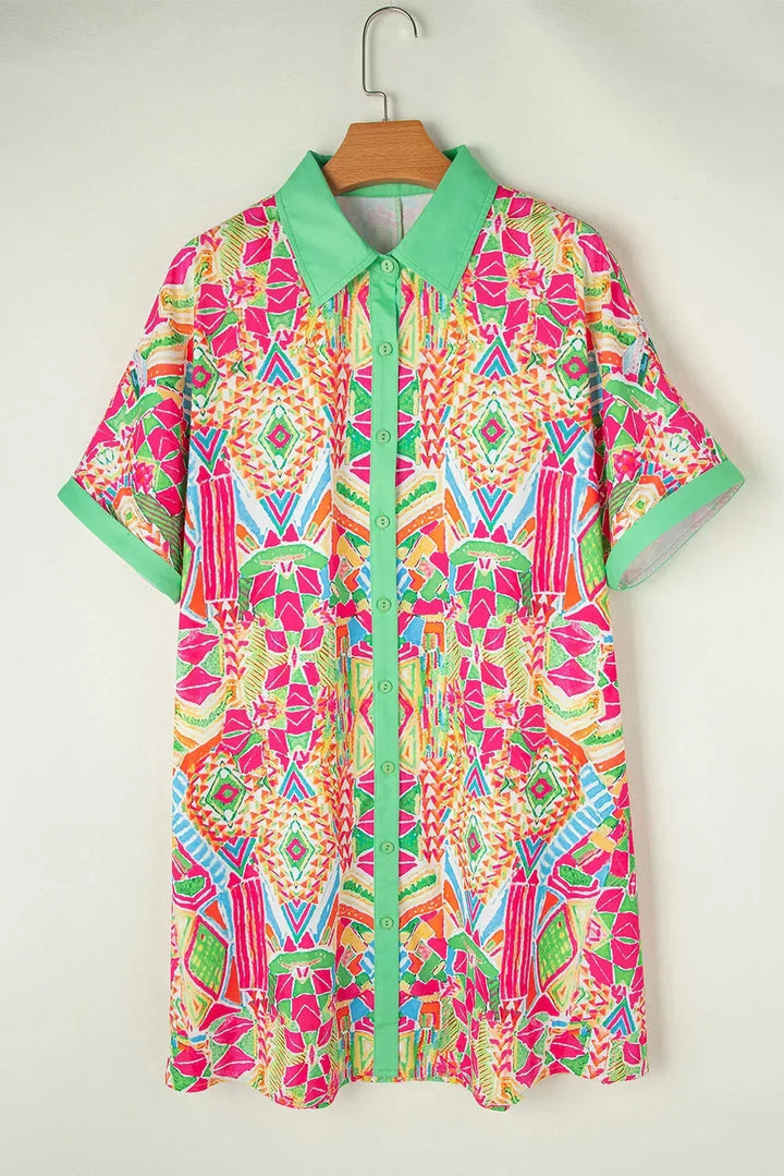 Robe chemise bohème à imprimé coloré, en coton léger, manches courtes et boutonnée, parfaite pour les journées estivales.