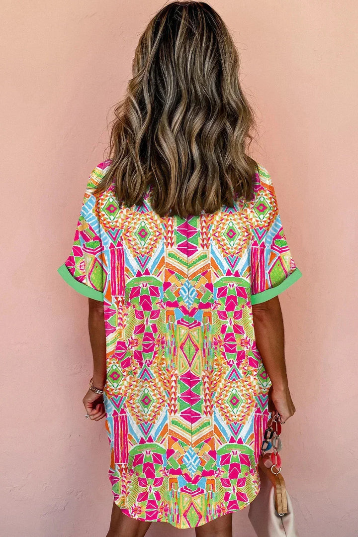 Robe chemise bohème en coton léger, imprimée colorée avec boutons et manches courtes, idéale pour les journées d'été.