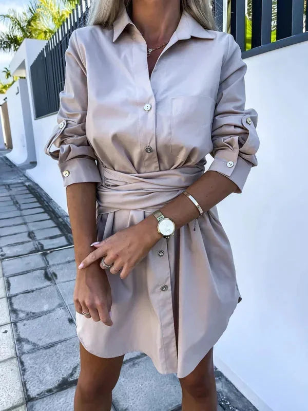 Robe chemise courte en coton, ceinturée, avec manches réglables, idéale pour le bureau ou un usage quotidien.