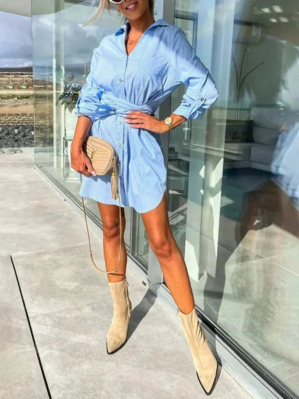 Robe chemise courte en coton, ceinturée avec manches réglables, idéale pour le bureau ou un look décontracté quotidien.