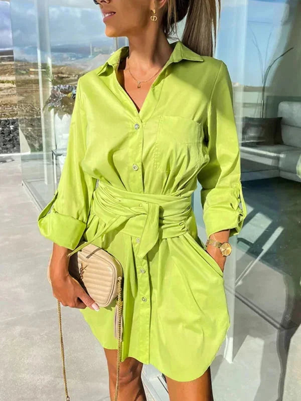 Robe chemise courte ceinturée en coton, avec manches réglables, idéale pour le bureau ou les sorties quotidiennes.
