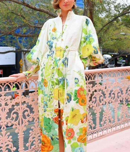 Robe chemise midi fluide à manches bouffantes, en tissu léger, avec un imprimé floral coloré pour le printemps-été.