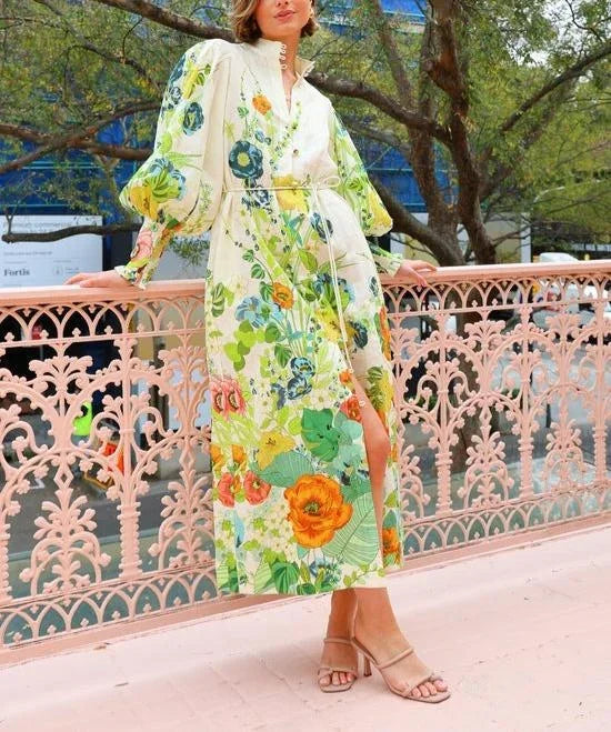 Robe chemise midi fluide à manches bouffantes avec imprimé floral, idéale pour les soirées printanières et estivales.
