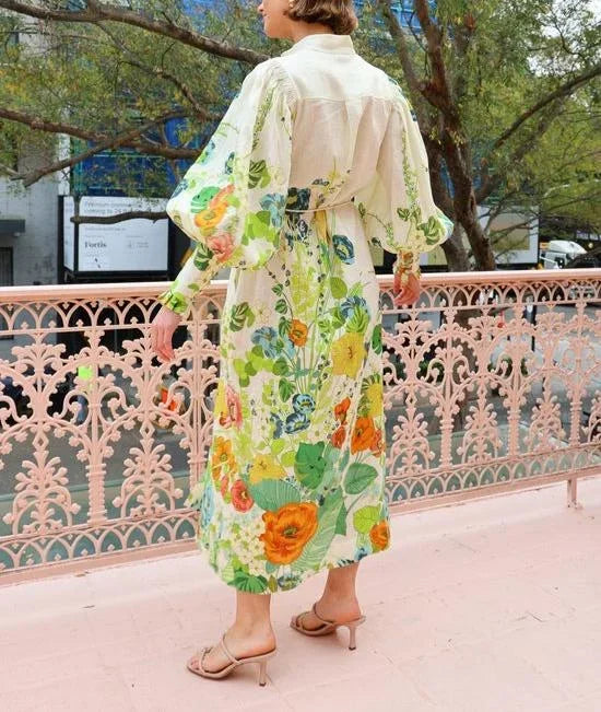 Robe chemise midi fluide à manches bouffantes, en tissu léger, avec un imprimé floral vibrant. Idéale pour les soirées…
