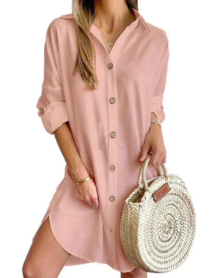 Robe chemise mini boutonnée en tissu léger, col classique et manches longues, idéale pour un look quotidien décontracté.