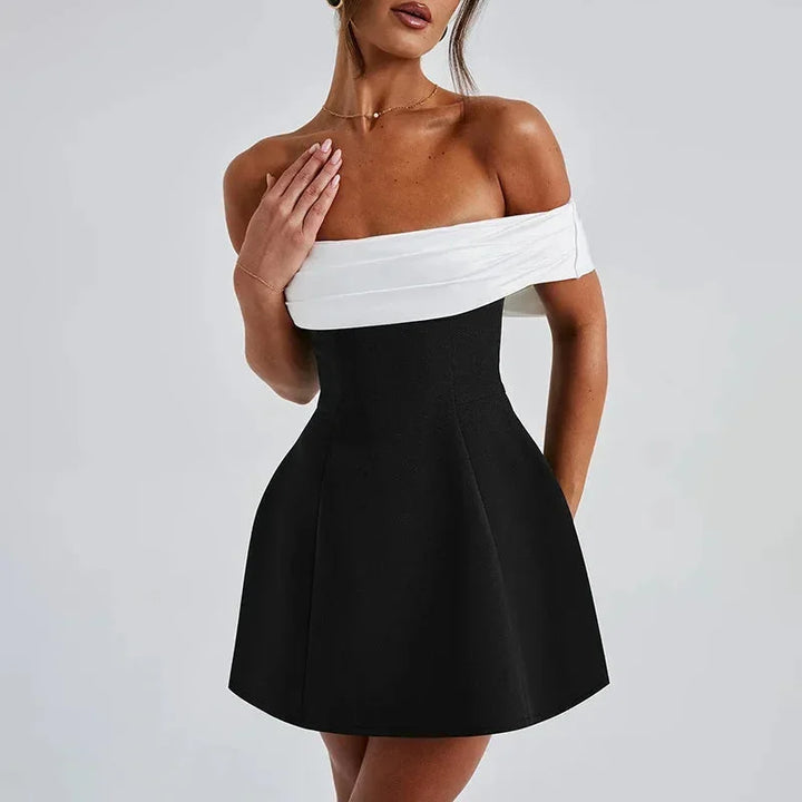 Robe courte deux tons à décolleté épaule dégagée, en tissu léger, idéale pour les soirées estivales.