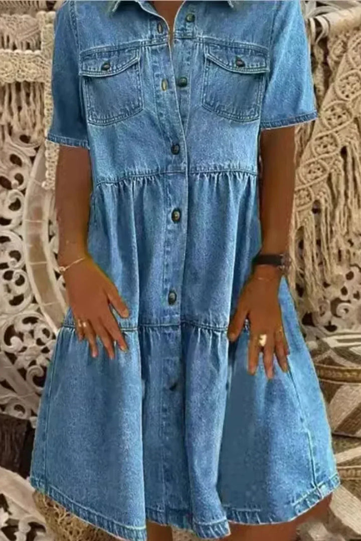 Robe courte en denim, manches courtes, avec poches latérales et fermeture bouton, idéale pour un style décontracté.