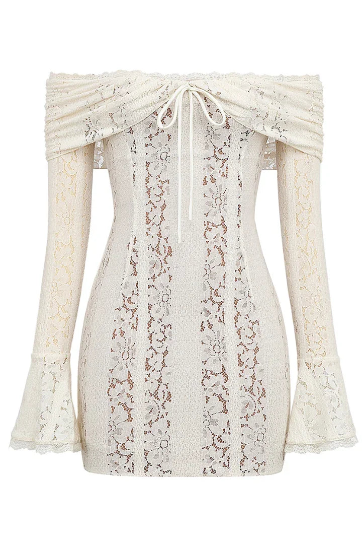 Robe courte en dentelle blanche, à épaules dénudées, avec des détails floraux et une coupe fluide.