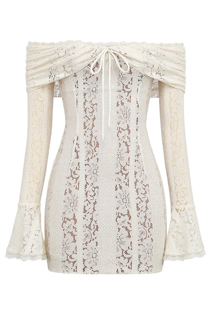 Robe courte en dentelle blanche, à épaules dénudées, avec des détails floraux et une coupe fluide.