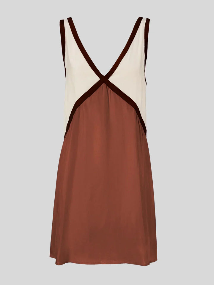 Robe courte en brun, avec un design contrastant et un dos plongeant en tissu léger, idéale pour une tenue décontractée.