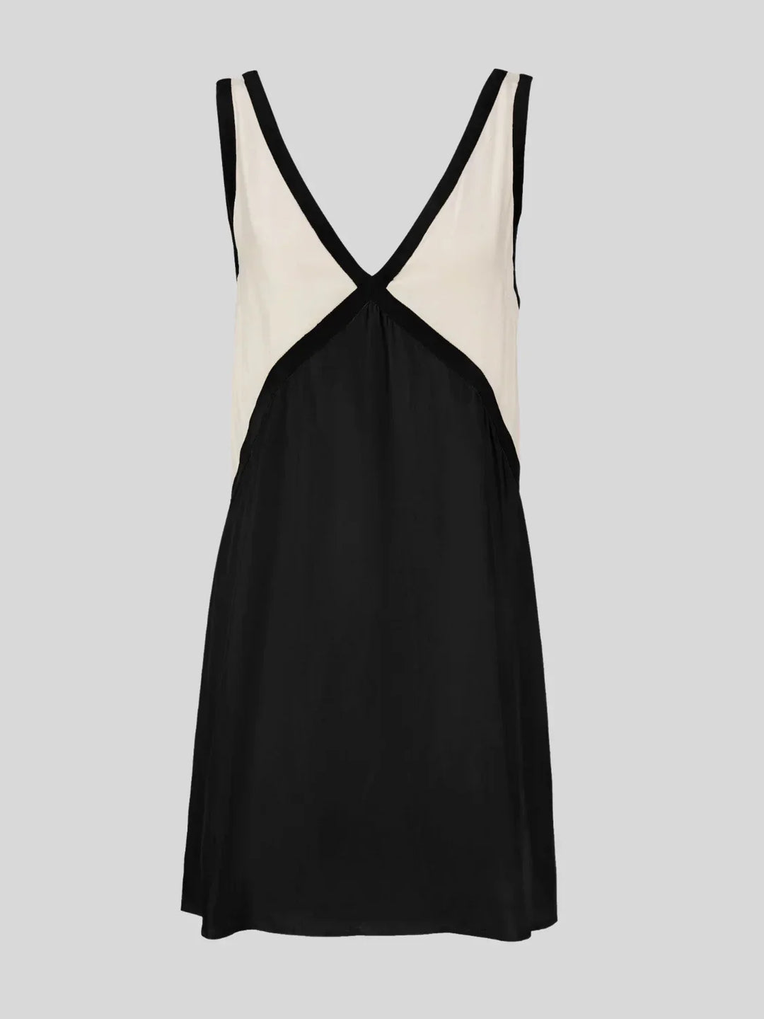 Robe courte noire avec design contrastant, dos plongeant, en tissu léger pour un confort optimal.