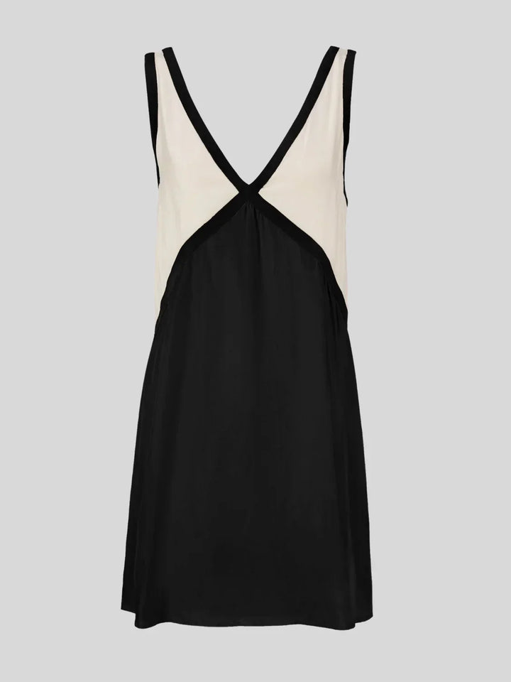 Robe courte noire avec design contrastant, dos plongeant, en tissu léger pour un confort optimal.