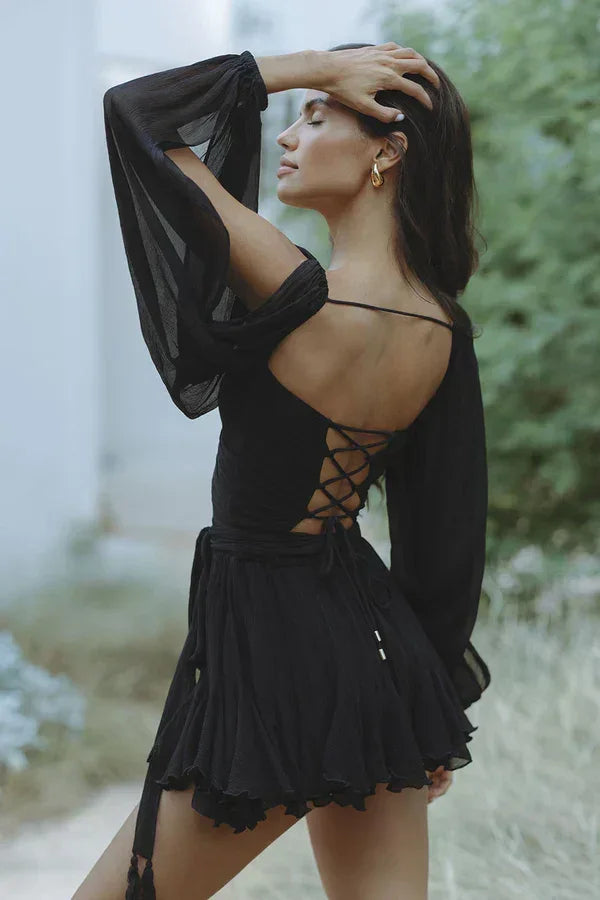 Robe courte femme en tissu léger, manches longues fluides, coupe élégante, idéale pour les occasions décontractées.