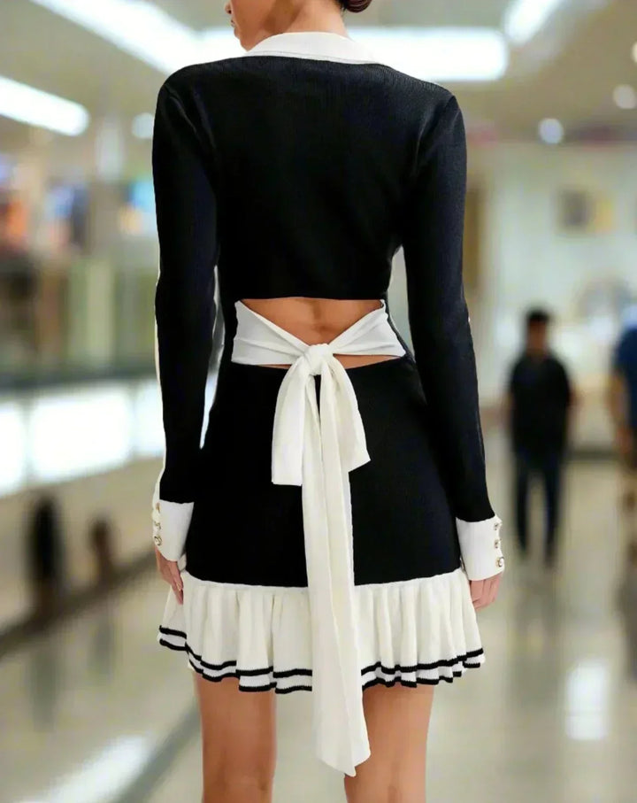 Robe courte pour femme, confectionnée en coton léger, avec volants délicats et boutons distinctifs sur le devant.