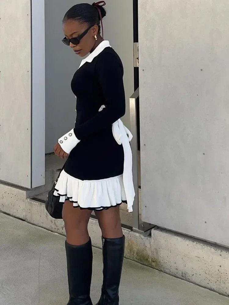 Robe courte femme à volants, boutons distinctifs, confectionnée en coton léger, idéale pour les journées estivales.