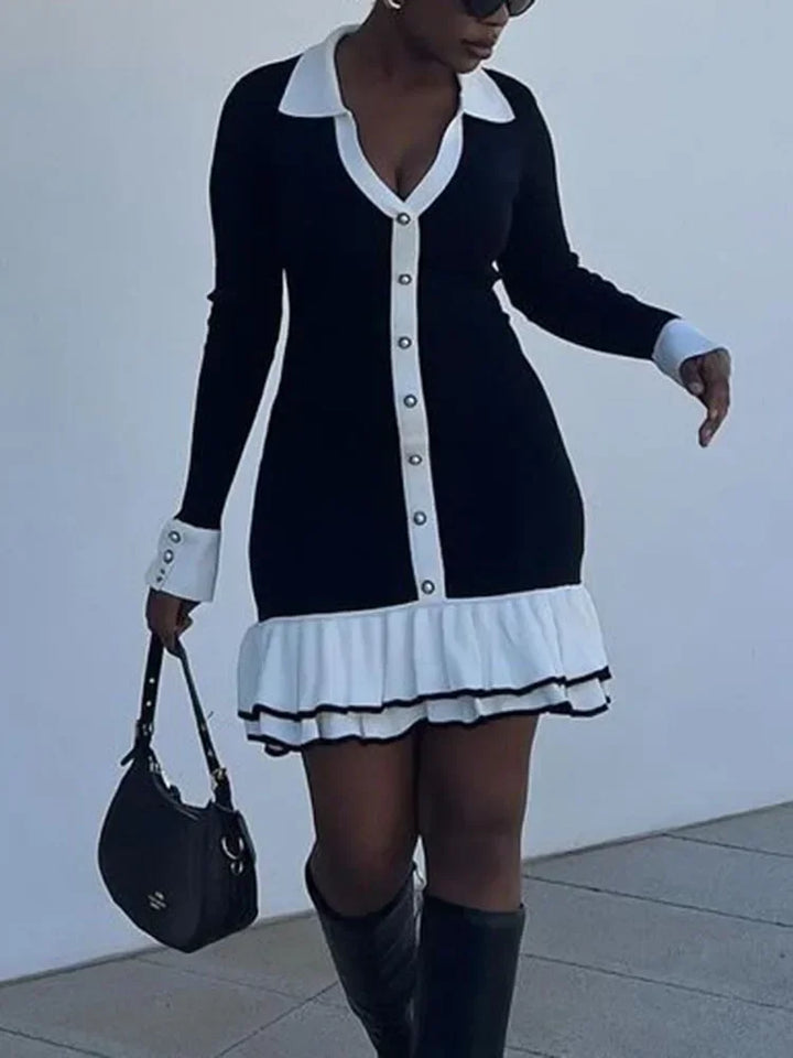 Robe courte femme en coton, avec volants délicats et boutons distinctifs, parfaite pour une tenue décontractée.