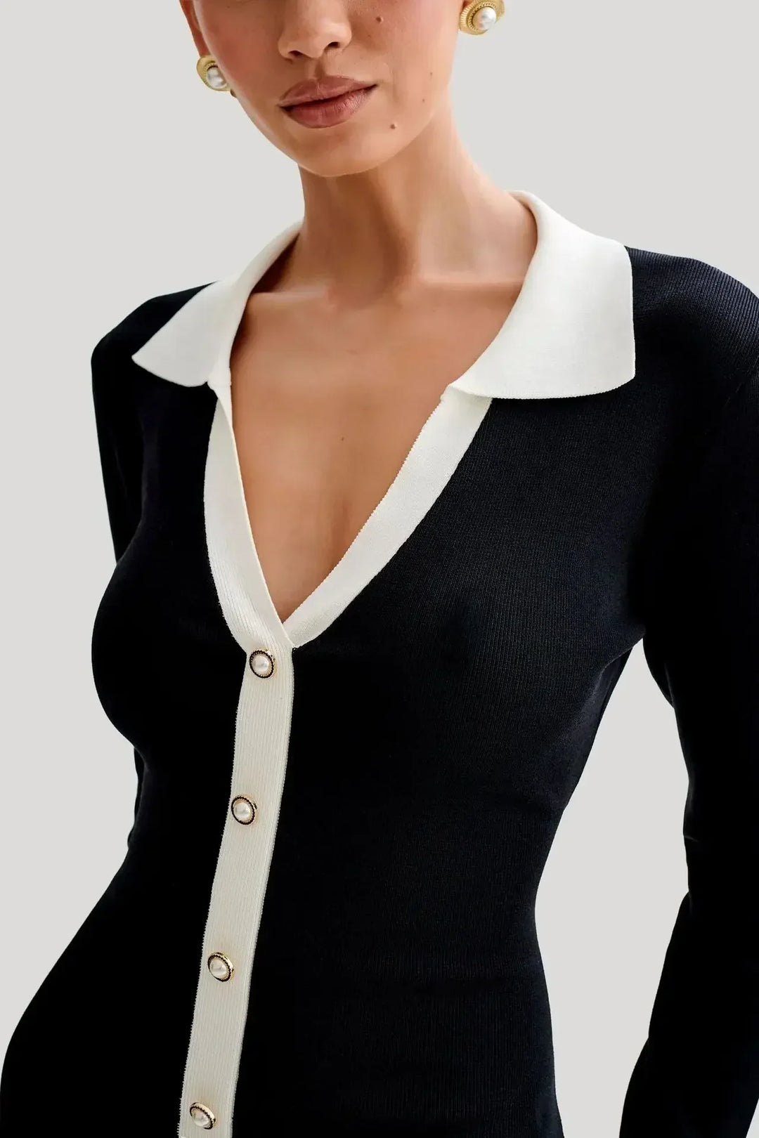 Robe courte femme en coton léger, ornée de volants et de boutons distinctifs pour un look décontracté et élégant.