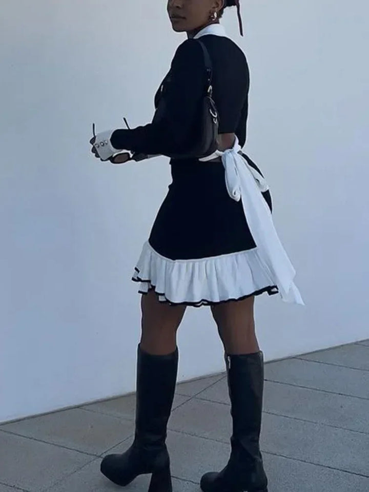 Robe courte femme en coton, avec volants délicats et boutons en avant, parfaite pour un look élégant et décontracté.