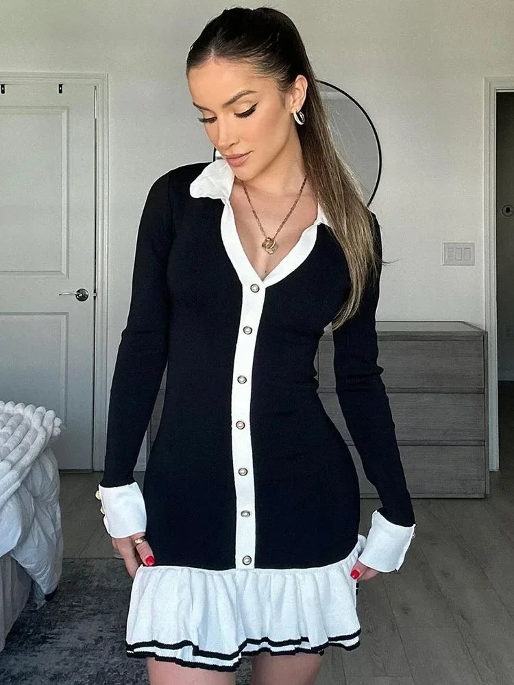 Robe courte noire en tissu léger, avec volants sur les manches et boutons distinctifs sur le devant. Parfaite pour l'été.