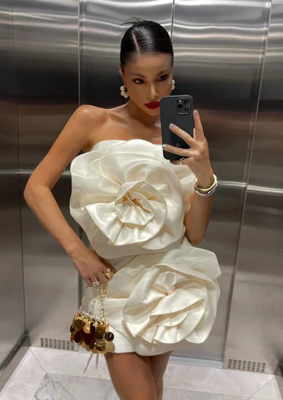 Robe courte blanche à fleurs en coton, à manches courtes et taille cintrée, parfaite pour les journées d'été.