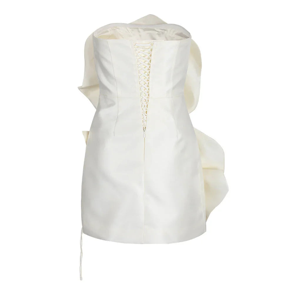 Robe courte blanche à fleurs, en coton léger, avec manches courtes et taille élastique pour un confort optimal.