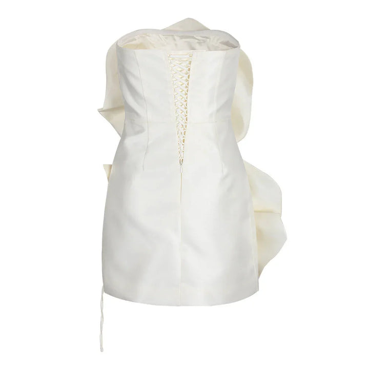 Robe courte blanche à fleurs, en coton léger, avec manches courtes et taille élastique pour un confort optimal.