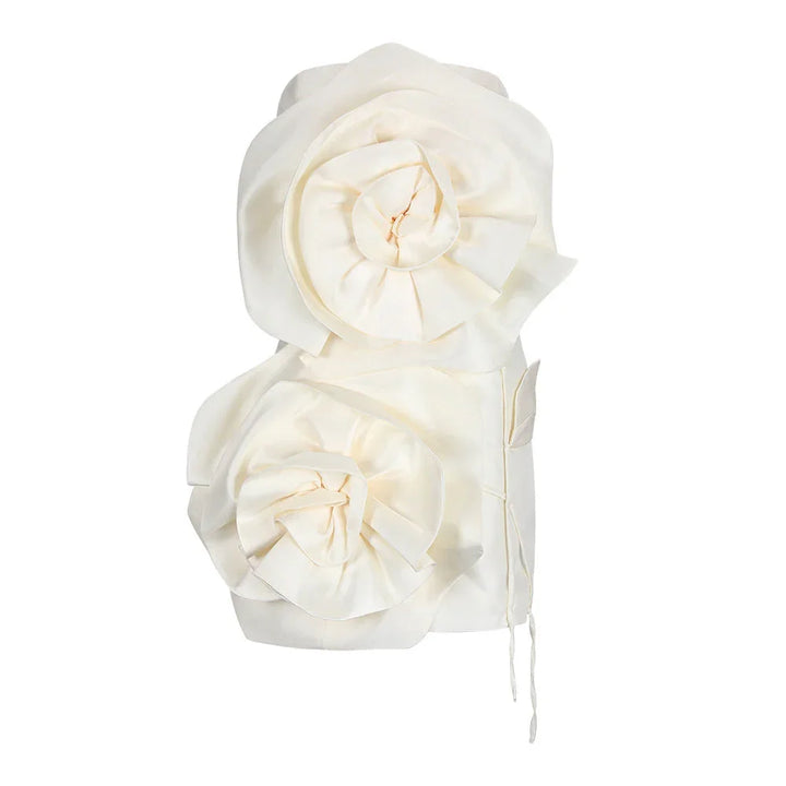 Robe courte blanche à fleurs, en coton léger, avec manches courtes et motif floral coloré, idéale pour les journées d'été.