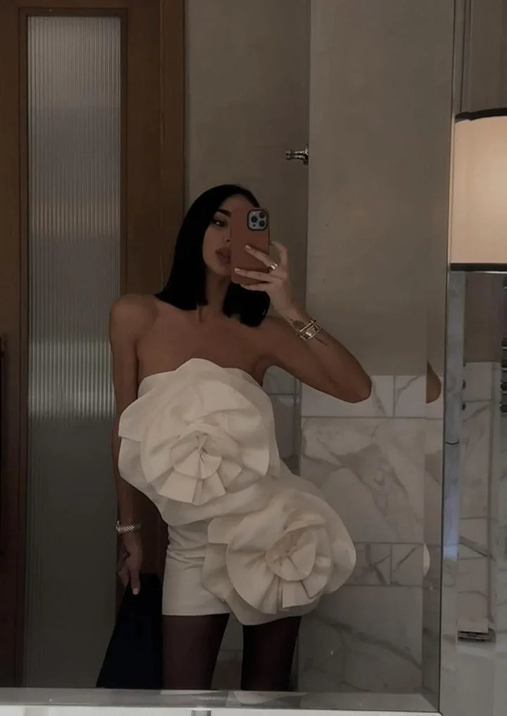 Robe courte femme blanche à fleurs avec motif floral délicat, en coton léger, parfaite pour les journées d'été.