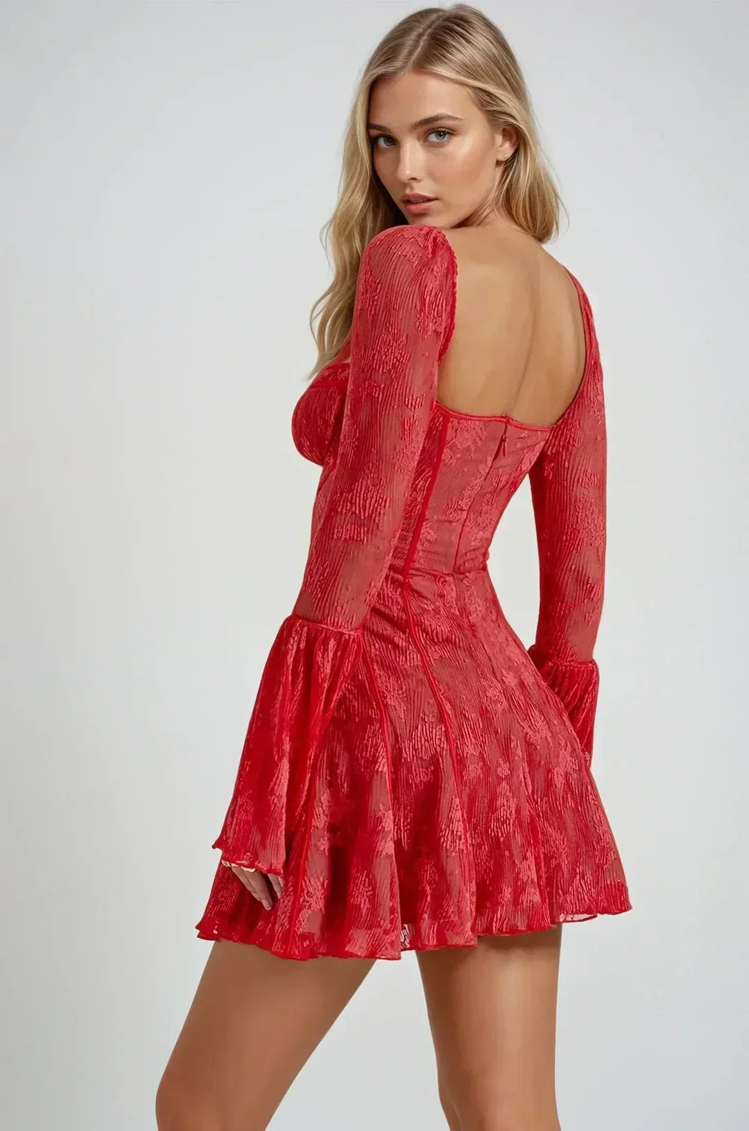 Robe courte en dentelle blanche avec manches courtes et ceinture pour un ajustement cintré, idéale pour les occasions…